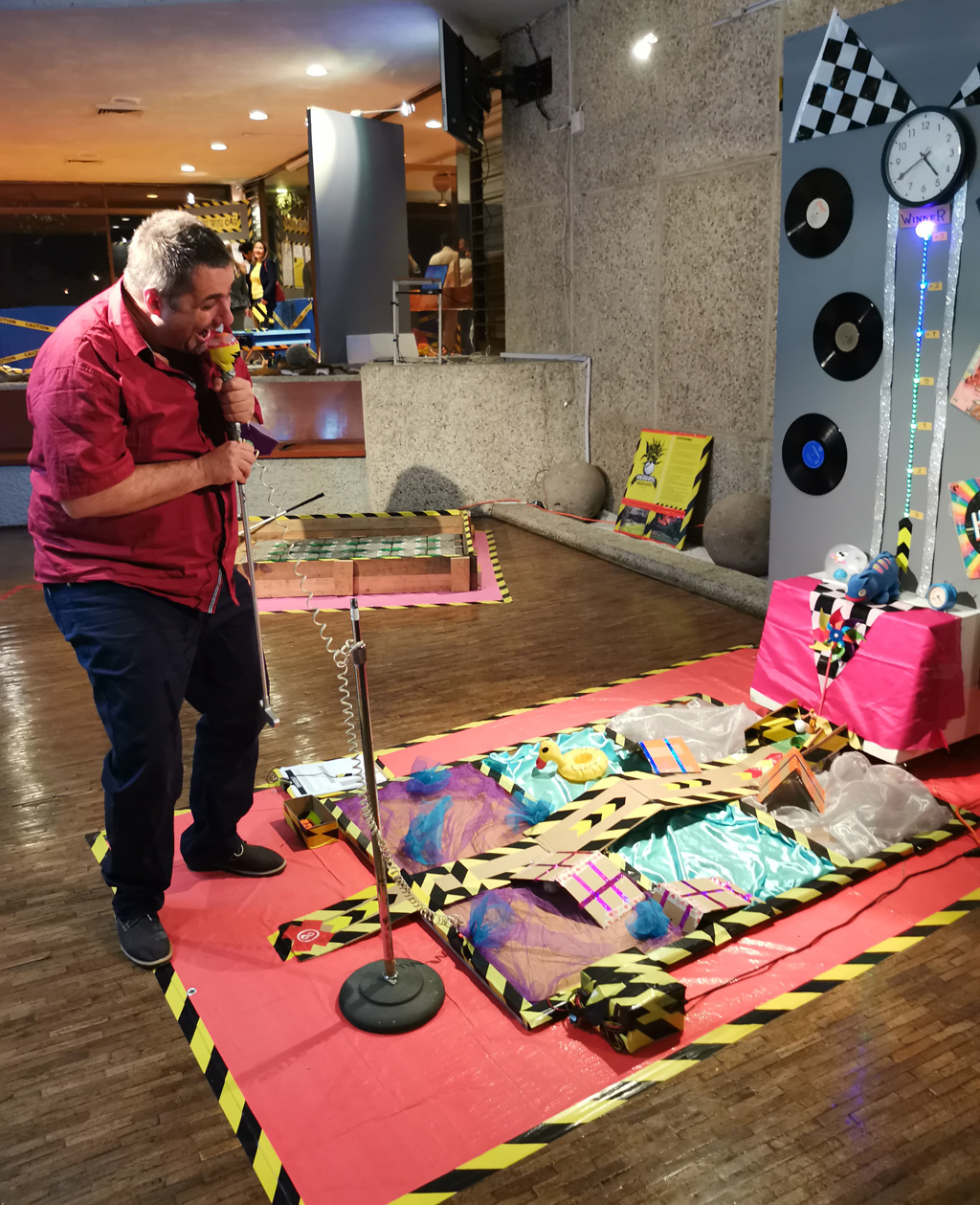 Golf track with screaming