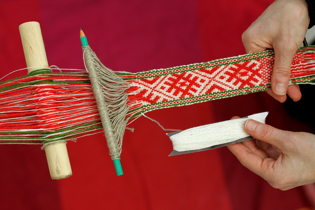 Weaving a belt